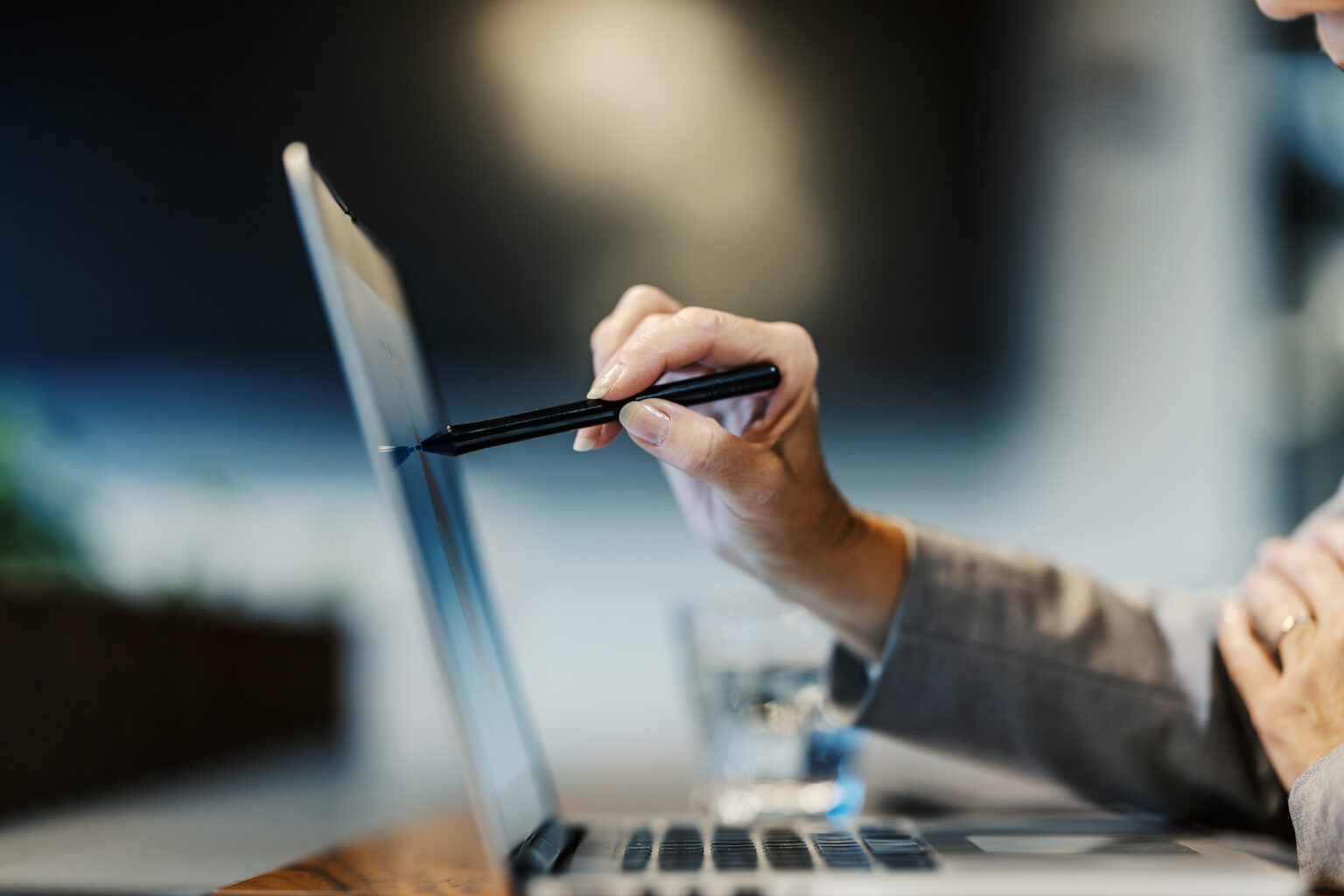 Professional laptop repair technician in Kendall Miami — Lapfixbythepros